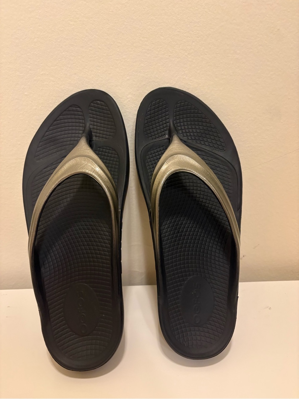 OOFOS OOlala Luxe Thong Flip Flops Recovery Sandals Latte Black Women's 10